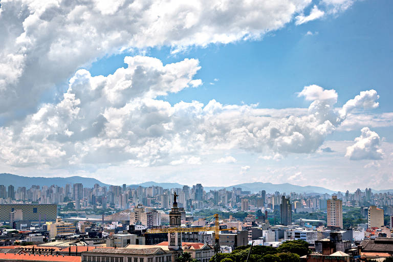 Panorâmica da região central de São Paulo, no meio da tarde, em 28 de março de 2020