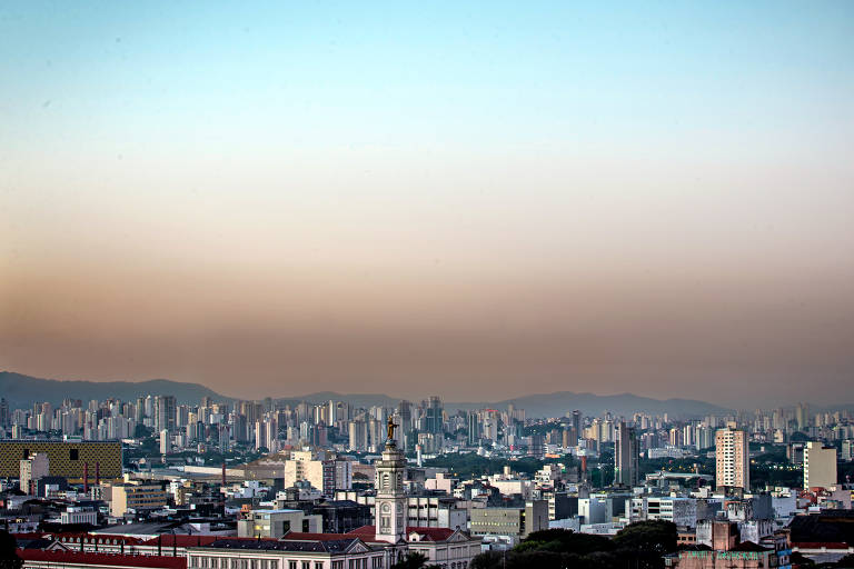 Panorâmica da região central de São Paulo, no meio da tarde, em 14 de julho de 2017