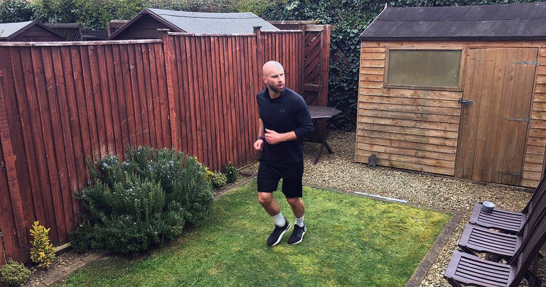 James Campbell corre uma maratona no quintal de casa