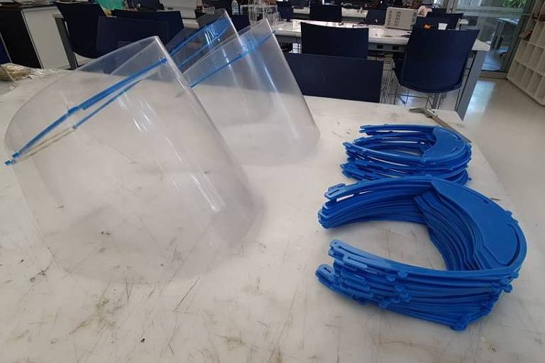 Peças das máscaras fabricadas em impressoras 3D pela Mercedes