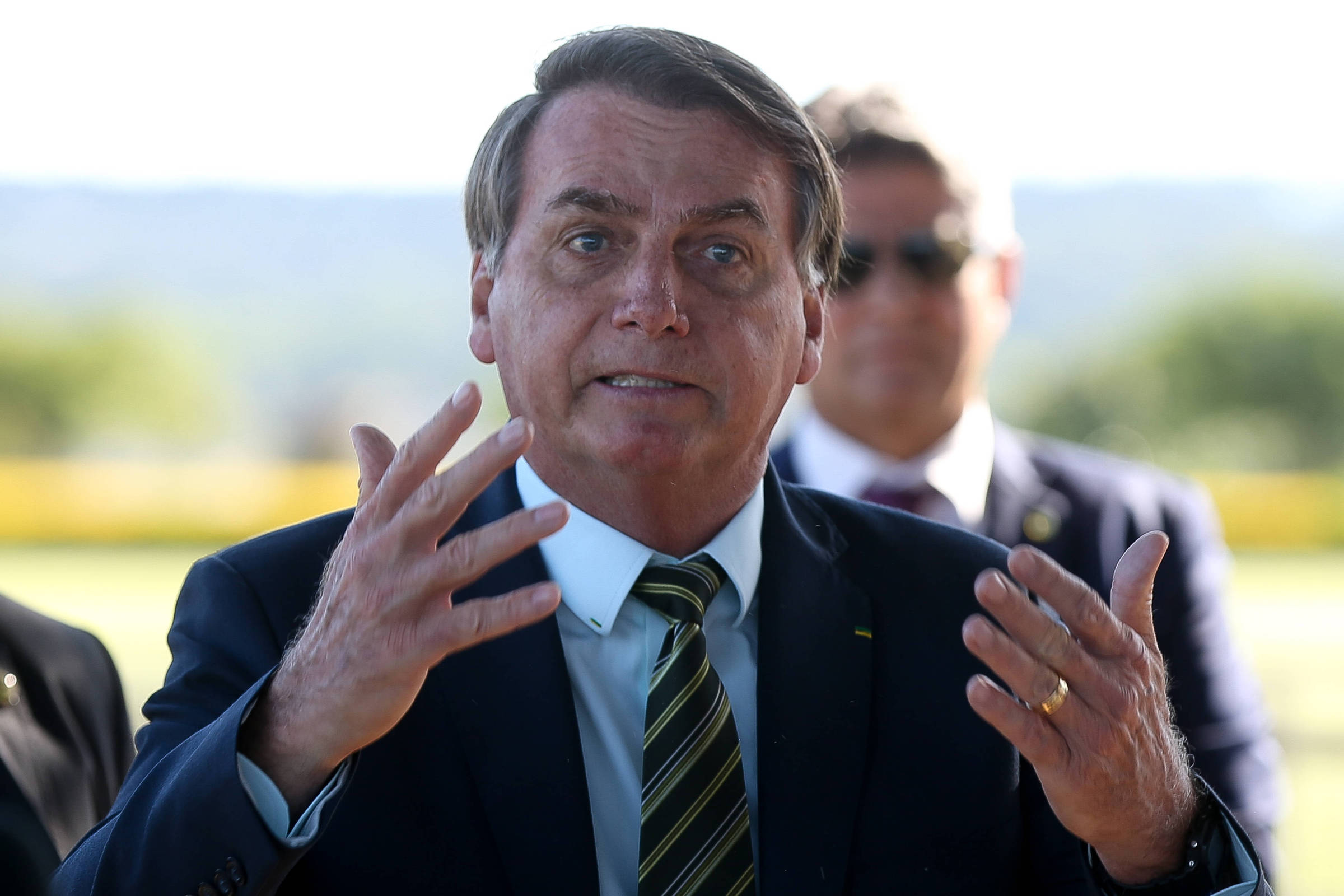 Bolsonaro sanciona auxílio emergencial de R$ 600, mas veta ampliação do BPC - 02/04/2020 - Mercado - Folha