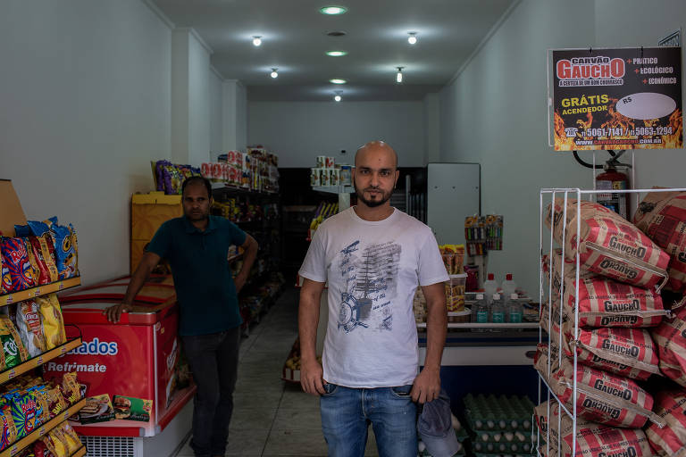 Dono de um mini-mercado no bairro Santa Cecília Saimon Juwel, 39, tem fechado seu estabelecimento mais cedo por falta de clientes