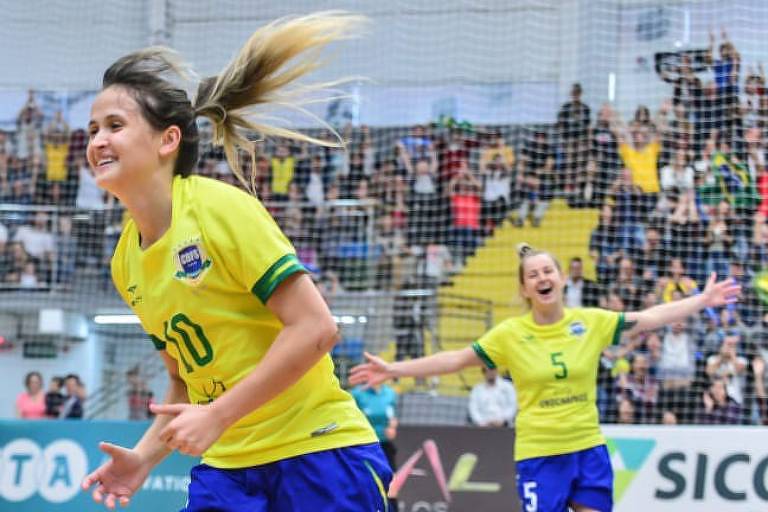 Amandinha comemora gol pela seleção brasileira de futsal