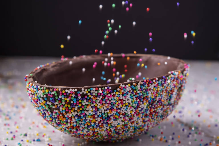 Casca de chocolate no sabor confetti da Confeitaria Dama para a Páscoa
