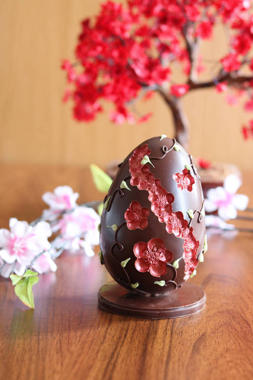 Ovo esculpido com flores de cerejeira (sakura) da confeitaria Hanami  