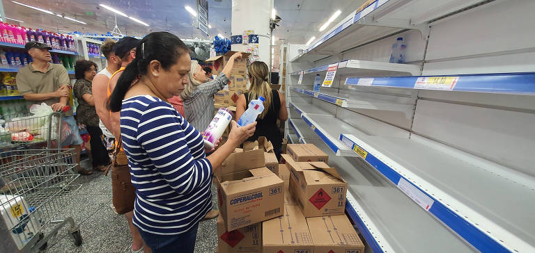 Movimento acima do normal em supermercado Rossi zona norte de SP