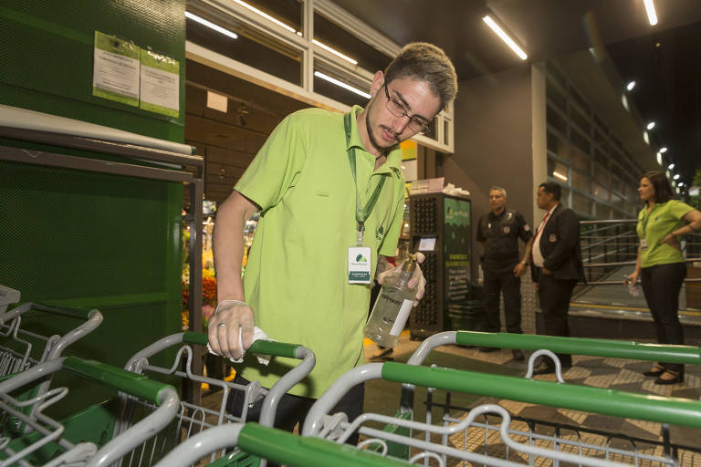 Funcionário de supermercado da rede Pão de Açúcar na Brigadeiro Luiz Antonio, região central de SP, faz limpeza de carrinho