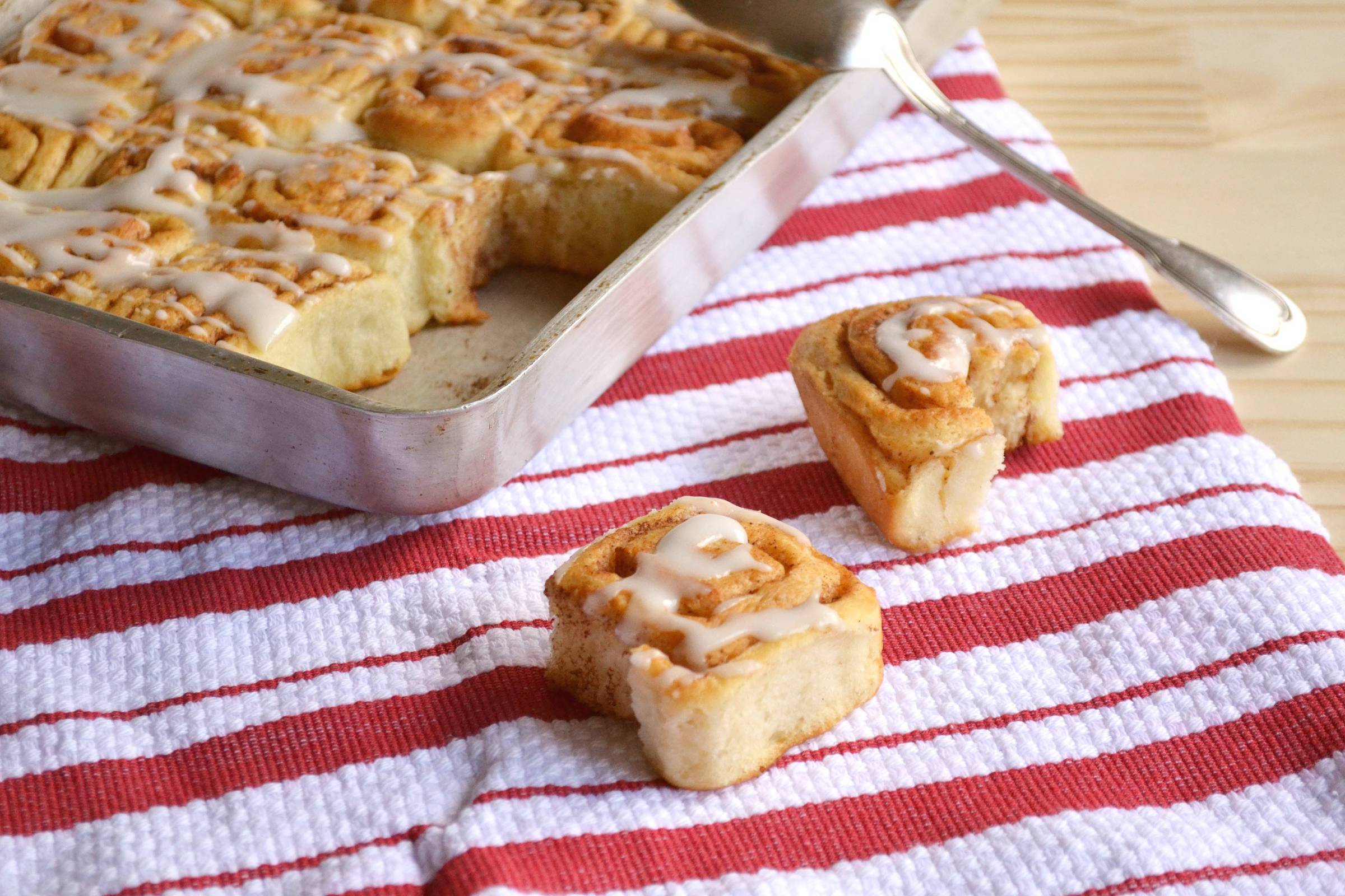 Cinnamon roll é um pãozinho doce de canela que foi criado na