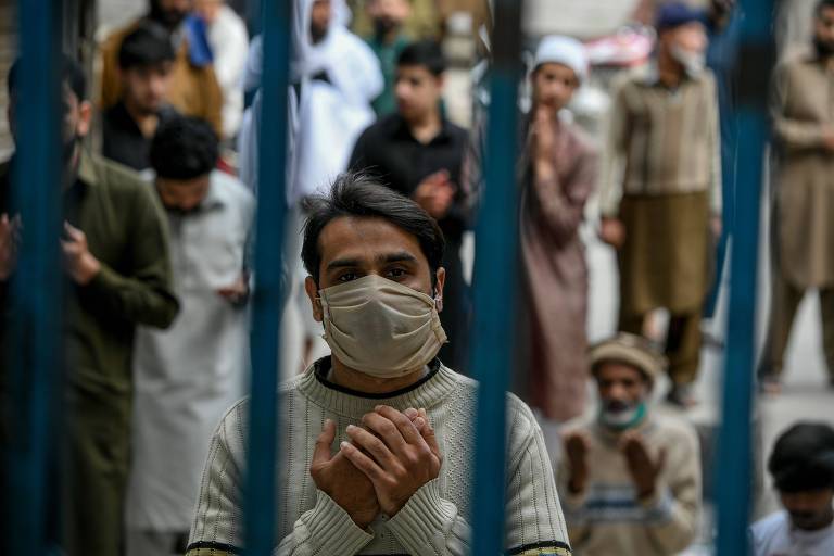 Homem usá máscara em mesquita da cidade de Rawalpindi, no Paquistão 
