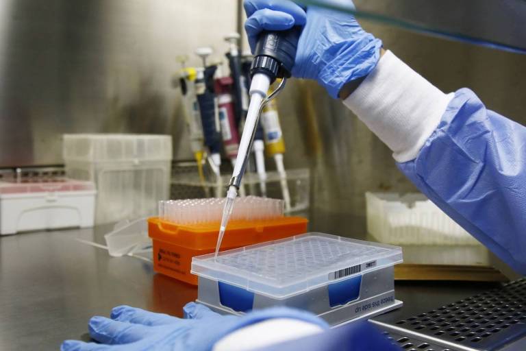 A Secretaria Estadual de Saúde do RJ divulgou nota nesta sexta (3) informando que o Lacen (Laboratório Central Noel Nutel), o principal laboratório do estado, zerou a fila de testes de coronavírus