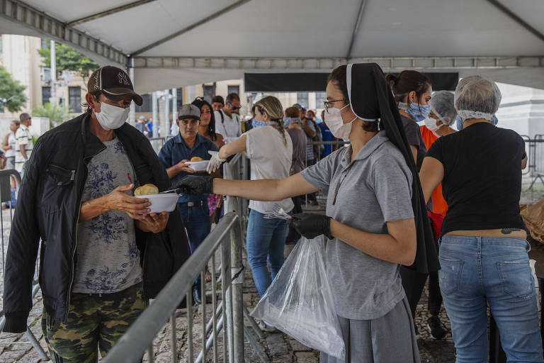 Freiras distribuem marmitas para moradores de rua e pessoas em situação de vulnerabilidade