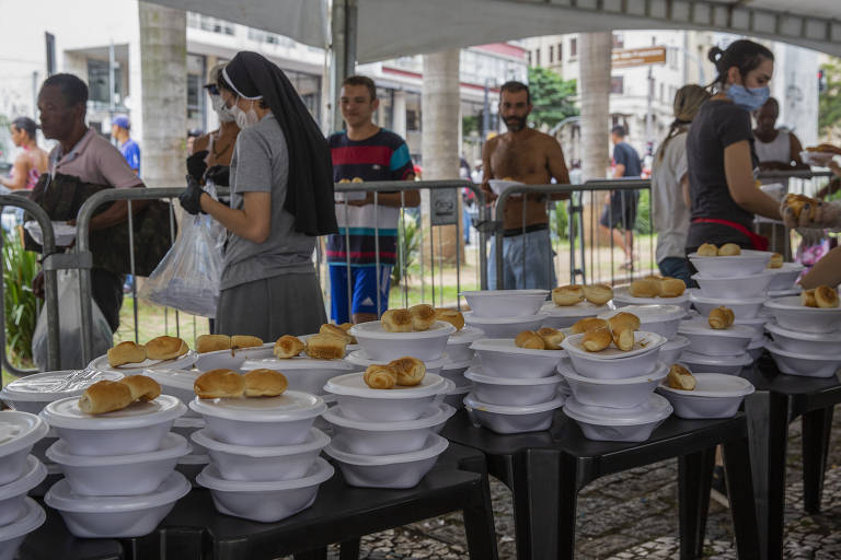 Freiras distribuem marmitas para moradores de rua e pessoas em situação de vulnerabilidade