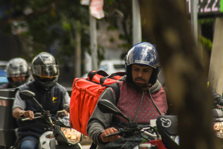 Um dos grupos mais expostos ao coronavírus, os entregadores reclamam da falta de equipamentos no combate ao vírus e reivindicam vacina contra a gripe