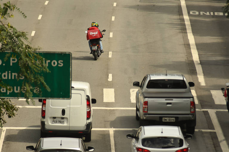 Um dos grupos mais expostos ao coronavírus, os entregadores reclamam da falta de equipamentos no combate ao vírus e reivindicam vacina contra a gripe