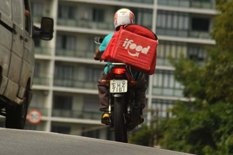 Um dos grupos mais expostos ao coronavírus, os entregadores reclamam da falta de equipamentos no combate ao vírus e reivindicam vacina contra a gripe
