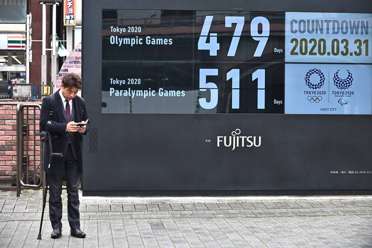 Relógio mostra contagem regressiva para a Olimpíada de Tóquio após o anúncio de adiamento