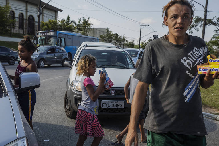 Rosângela da Silva, 36, vende chiclete com seus filhos em um semáforo na avenida Senador Teotônio Vilela, na zona sul de São Paulo