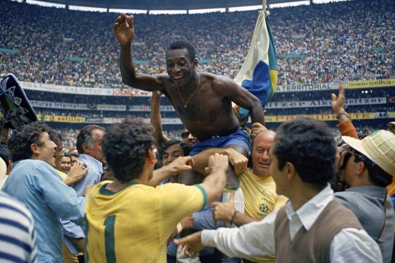 Pelé é levantado durante comemoração do título da Copa do Mundo de 1970, após a vitória da seleção brasileira sobre a a Itália, por 4 a 1, no Estádio Azteca