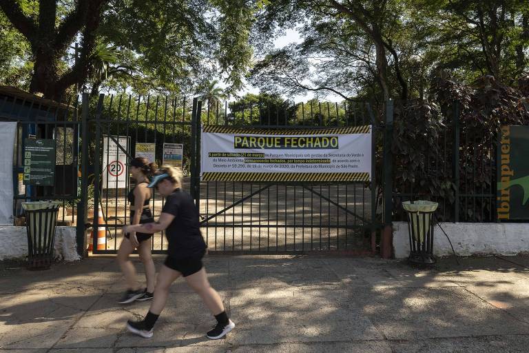 Faixa em um dos portões do Ibirapuera informa o fechamento do parque para o público