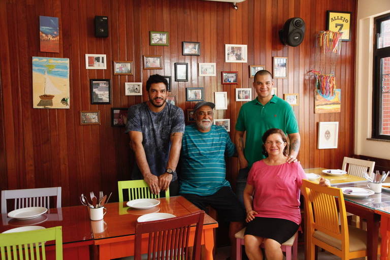 Família Castanho (Thiago em pé, à esquerda) na vila onde moram e onde está localizado o restaurante Remanso do Peixe