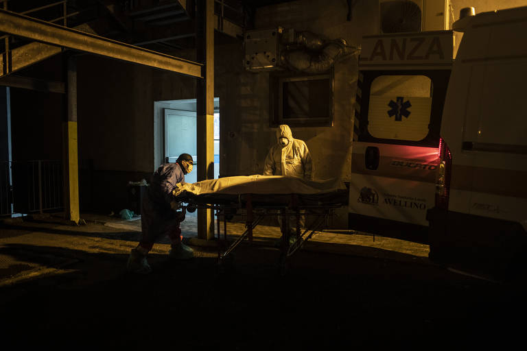 Giuseppe Guardabasci, 84, finalmente é transportado para um hospital na região de Campania, no sul da Itália, onde vive