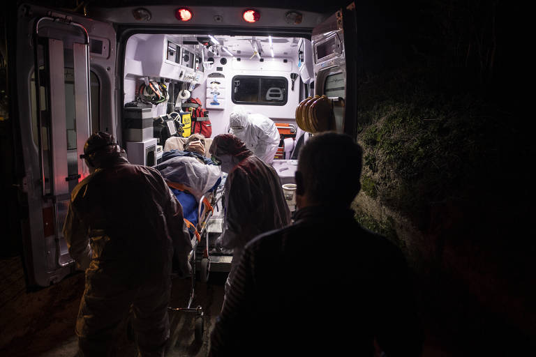 Giuseppe Guardabasci, 84, finalmente é transportado para um hospital na região de Campania, no sul da Itália, onde vive