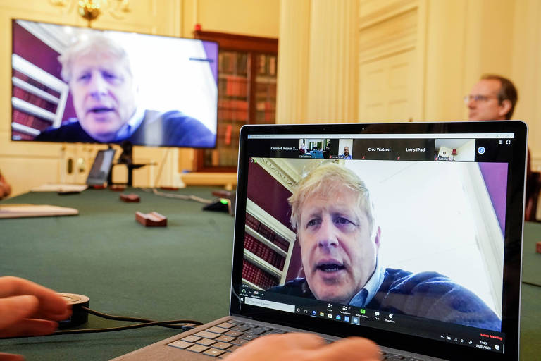 O primeiro-ministro britânico, Boris Johnson, preside uma reunião de atualização sobre o coronavírus remotamente durante seu auto-isolamento, em Londres