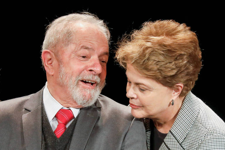 Os ex-presidentes Lula e Dilma Rousseff durante um evento em Paris 