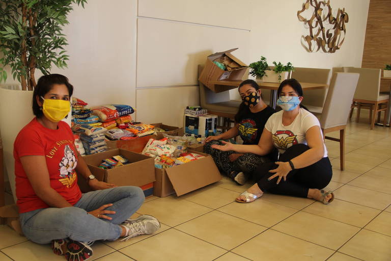 Vizinhas trocam máscaras de proteção contra coronavírus por alimentos em condomínio