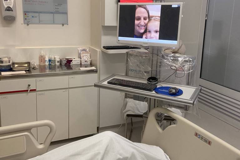 Encontro virtual entre o paciente Guilherme, 37, e sua família na UTI do Hospital Moinhos de Vento, em Porto Alegre (RS)