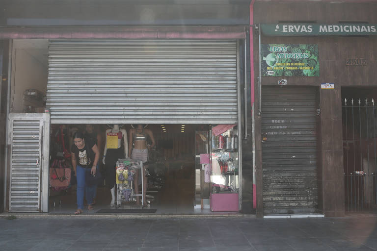 Loja de roupas em São Mateus, na zona leste de SP; parte do comércio está funcionando, apesar do confinamento imposto pelos governos estadual e municipal
