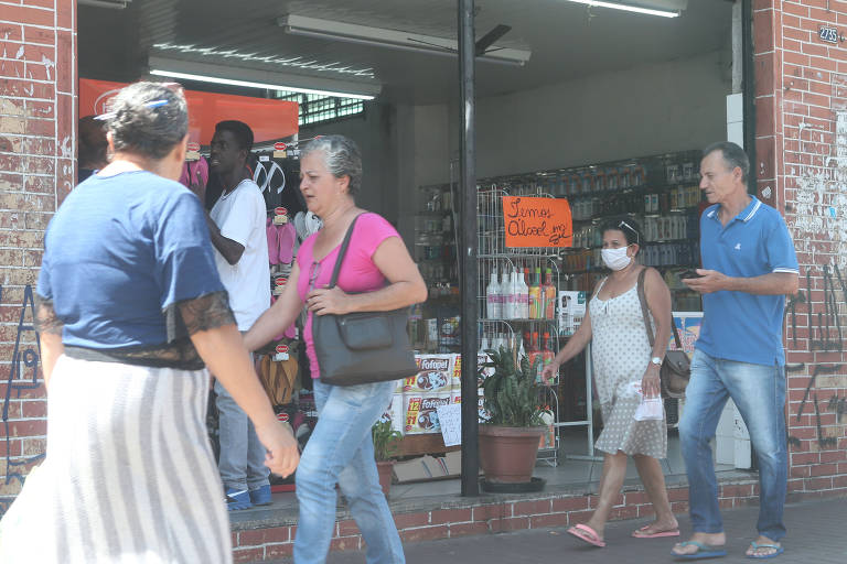 Perfumaria em São Mateus, na zona leste de SP; parte do comércio está funcionando, apesar do confinamento imposto pelos governos estadual e municipal