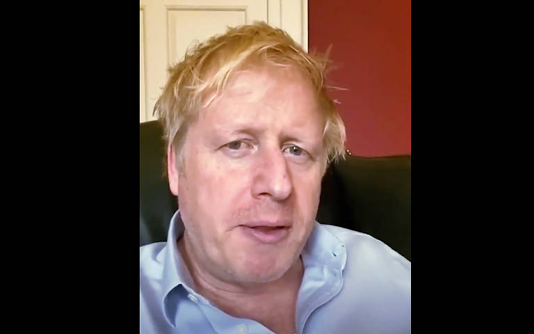 Imagem de vídeo divulgado pelo governo britânico em que Boris deu atualizações sobre seu estado de saúde após anunciar que tinha o coronavírus, no final de março. Ele havia dito que os sintomas iniciais eram leves, até piorarem e o levarem a ser internado na UTI de um hospital em Londres, na segunda (6).


TOPSHOT - A still image from footage released by 10 Downing Street, the office of the British prime minister, on April 3, 2020 shows Britain's Prime Minister Boris Johnson in 10 Downing Street central London giving an update on his condition after he announced that he had tested positive for the new coronavirus on March 27, 2020. - British Prime Minister Boris Johnson was in "good spirits" on April 6 and remained in charge of the government despite his admission to hospital for tests after suffering "persistent symptoms" of coronavirus 10 days after being diagnosed, officials said. (Photo by - / 10 Downing Street / AFP) / RESTRICTED TO EDITORIAL USE - MANDATORY CREDIT "AFP PHOTO / 10 DOWNING STREET " - NO MARKETING - NO ADVERTISING CAMPAIGNS - DISTRIBUTED AS A SERVICE TO CLIENTS