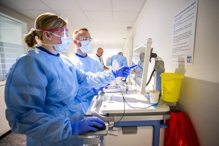 Enfermeiros preparam medicação para pacientes com coronavírus em hospital da Holanda