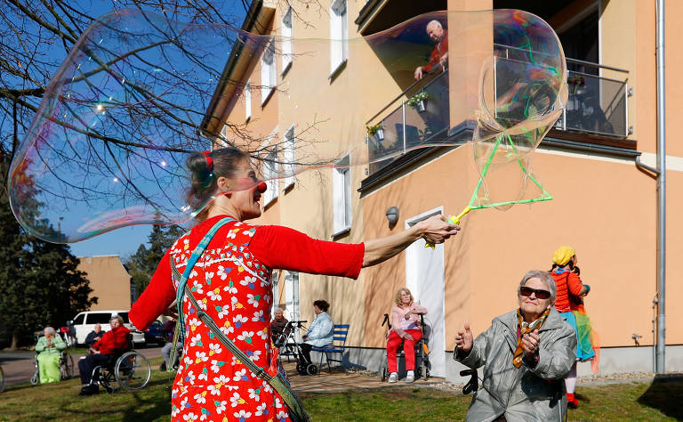 Palhaços divertem idosos alemães do lado de fora de asilos