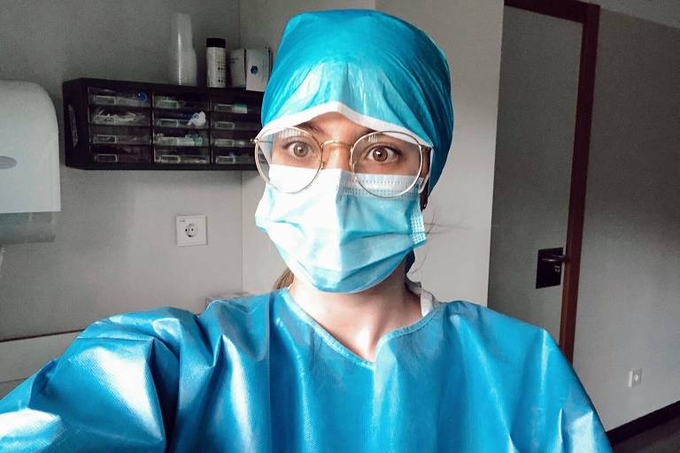  Esther Gomez, 26, enfermeira especialista em urgências e emergências extra-hospitalares, no hospital público em que trabalha, em Madri