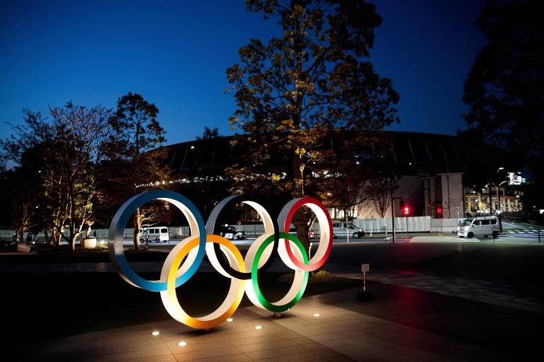 Anéis olímpicos expostos do lado de fora do Estádio Nacional de Tóquio 