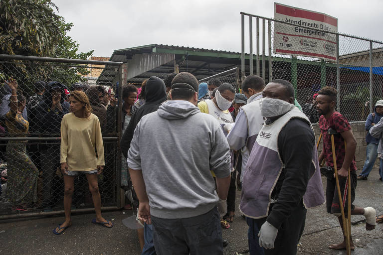População de rua durante o fechamento do serviço para usuários de drogas na cracolândia; ativistas reclamam que população ficará exposta ao novo coronavírus