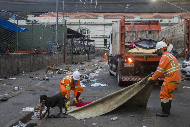 Funcionários fazem limpeza após o fechamento do serviço para usuários de drogas na cracolândia; ativistas reclamam que população ficará exposta ao novo coronavírus