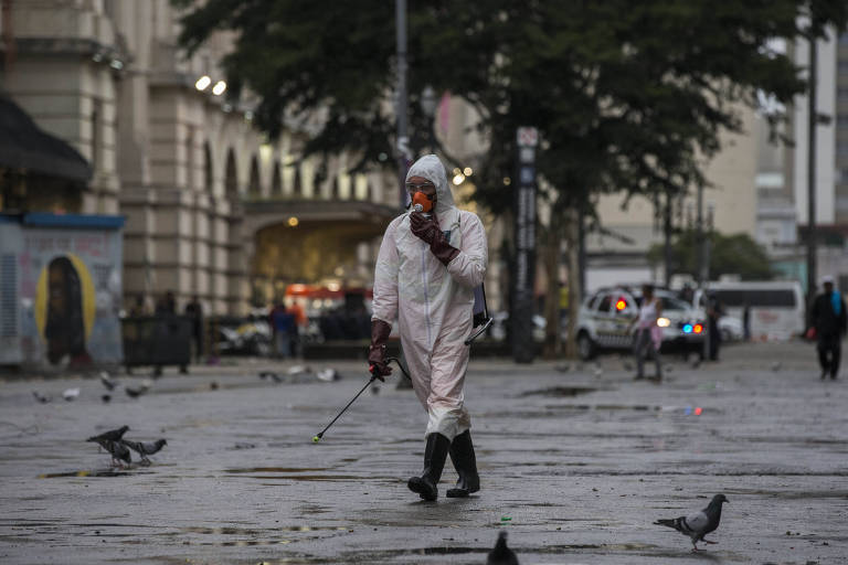 Funcionários fazem limpeza após o fechamento do serviço para usuários de drogas na cracolândia; ativistas reclamam que população ficará exposta ao novo coronavírus