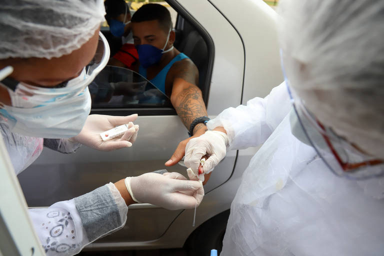 Hospital particular Santa Casa, em Santos, litoral de São Paulo, promove bateria de exames rápidos de Covid-19 em sistema drive thru