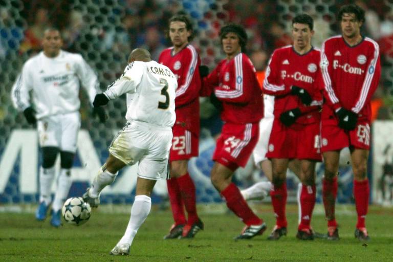 Roberto Carlos faz gol de falta pelo Real Madrid contra o Bayern de Munique, pela Champions League em 2004
