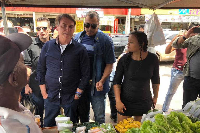 Bolsonaro faz giro por comércio de Brasília um dia depois de Mandetta defender o isolamento