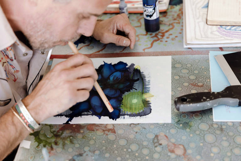 Hunter Biden pintando em seu estúdeio de arte em Los Angeles, em novembro de 2019