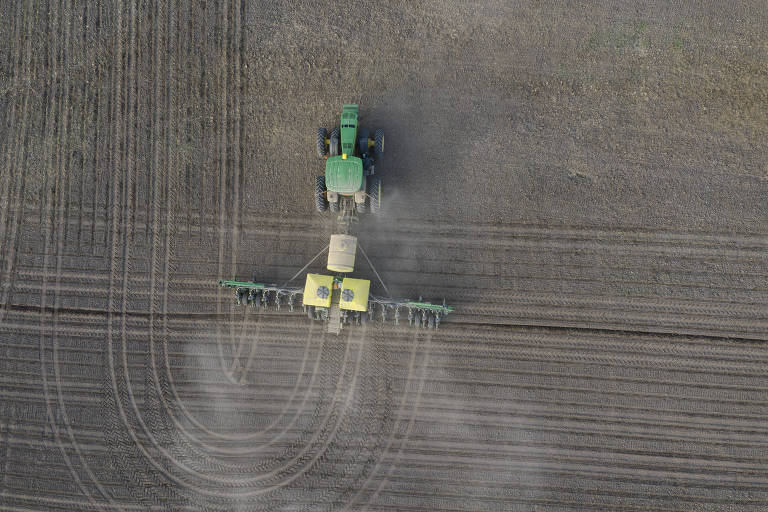 An aerial of Shane Goplin, a sixth-generation farmer growing soybeans and corn, planting corn on one of his fields outside of Osseo, Wis., May 15, 2019. The trade dispute with China has cost growers their No. 1 buyer, but many say President Donal Trump is on the right course. Federal help is ?very important,? Goplin said. The Trump administration?s previous $12 billion package of emergency aid meant the difference between profit and loss on his soybeans.  (Tim Gruber/The New York Times)