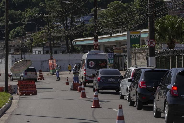 Bloqueio na chegada a Santos para orientar carros com placa de fora das cidades do litoral a evitar turismo na baixada santista