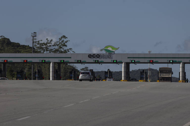Cabines de pedágio vazias na rodovia dos Imigrantes na descida para a Baixada Santista