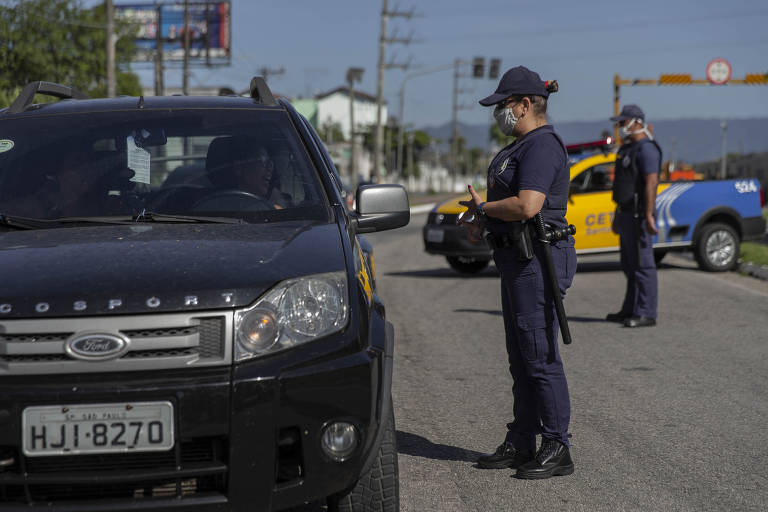Guarda-municipal orienta motoristas de carros de fora da Baixada Santistas para evitar o contágio do novo coronavírus