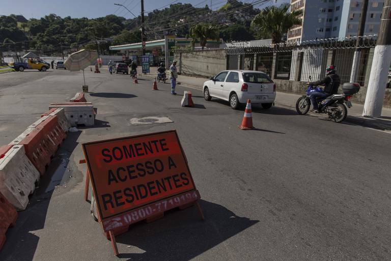 Bloqueio na chegada a Santos para orientar carros com placa de fora das cidades do litoral a evitar turismo na baixada santista