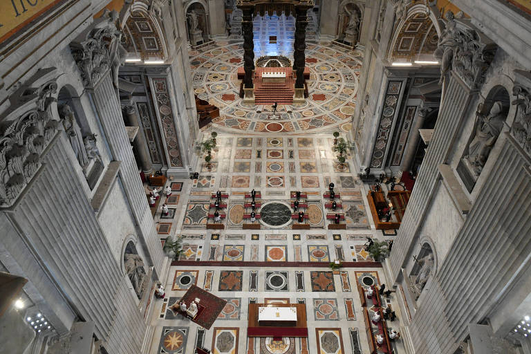O papa Francisco celebra uma missa em uma Basílica de São Pedro vazia por causa do coronavírus; cerimônia foi transmitida pela internet